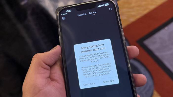 Fotografía que muestra un teléfono con el mensaje en la aplicación TikTok que dice ‘lo lamento, TikTok no está disponible en este momento’, este sábado en Washington, D. C.