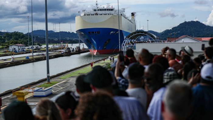 Buque transitando por el Canal de Panamá.