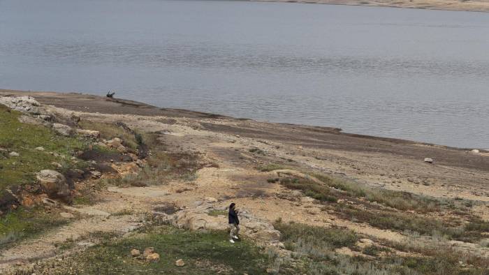 Con extensas playas formadas por la falta de agua se observa este jueves el embalse San Rafael ubicado en el municipio de La Calera, Colombia.