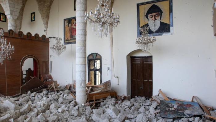 Escombros apilados dentro de una iglesia en la aldea de Derdghaya, en el sur del Líbano.