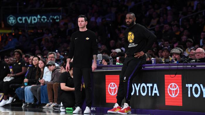 El entrenador, JJ Redick de Los Angeles Lakers junto con LeBron James (der.).