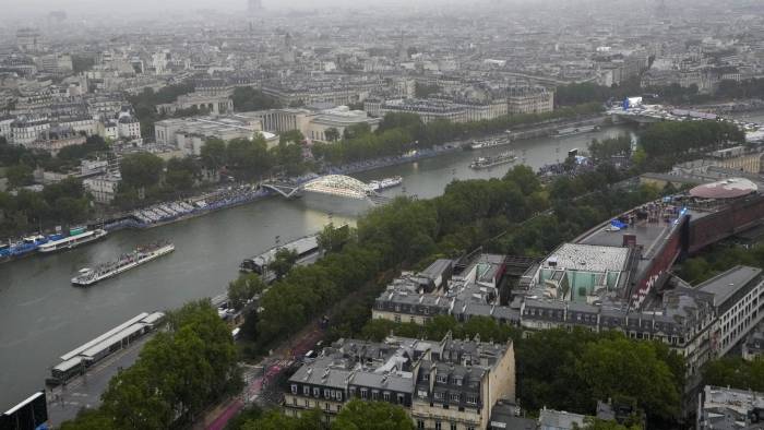 Imagen panorámica en la que se aprecia el río Sena en la ciudad de París.