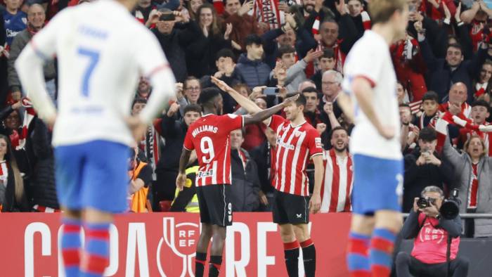 El delantero del Athletic Iñaki Williams (i) celebra su gol.