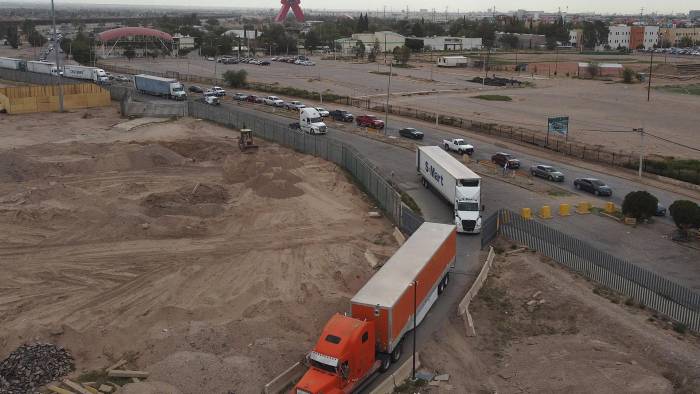 Fotografía de archivo tomada con un dron que muestra vehículos en fila para cruzar las aduanas en la frontera de EE.UU. en El Puente Internacional Cordova de las Américas, en Ciudad Juárez (México).