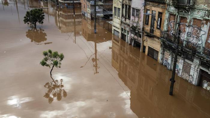 PORTO ALEGRE (BRASIL), 05/05/2024.- Fotografía aérea tomada que muestra una zona inundada este domingo, tras la crecida del lago Guaíba en la ciudad de Porto Alegre (Brasil). Las devastadoras inundaciones en el sur de Brasil han provocado la muerte de al menos 67 personas, mientras que otras 101 permanecen desaparecidas, informaron las autoridades en la mañana de este domingo.