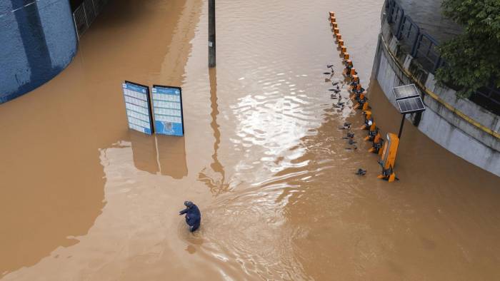 PORTO ALEGRE (BRASIL), 05/05/2024.- Un hombre camina por una zona inundada este domingo, tras la crecida del lago Guaíba en la ciudad de Porto Alegre (Brasil). Las devastadoras inundaciones en el sur de Brasil han provocado la muerte de al menos 67 personas, mientras que otras 101 permanecen desaparecidas, informaron las autoridades en la mañana de este domingo.