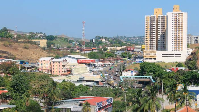 Vista del área de Río Abajo y San Miguelito al fondo. Al plan se le ha incorporado el sector de Balboa, en el cruce de vía Cincuentenario y vía José Agustín Arango, que facilita una conexión de la zona paga de MiBus con acceso directo a la estación Cincuentenario de la línea 2 de Metro de Panamá, a través del metrocable.