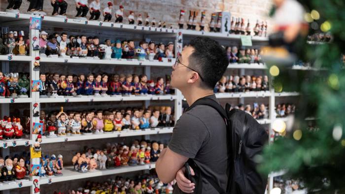 El esplendor del pastor ‘caganer’, la estrella de los pesebres catalanes