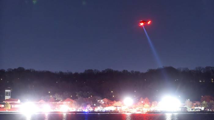 Los bomberos y servicios de emergencia en el río Potomac, en Washington, D. C.