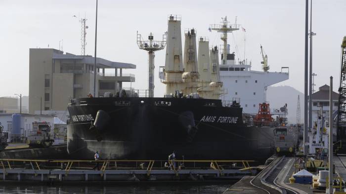 Un buque transita por el canal de Panamá el 22 de marzo de 2024, en Ciudad de Panamá (Panamá).