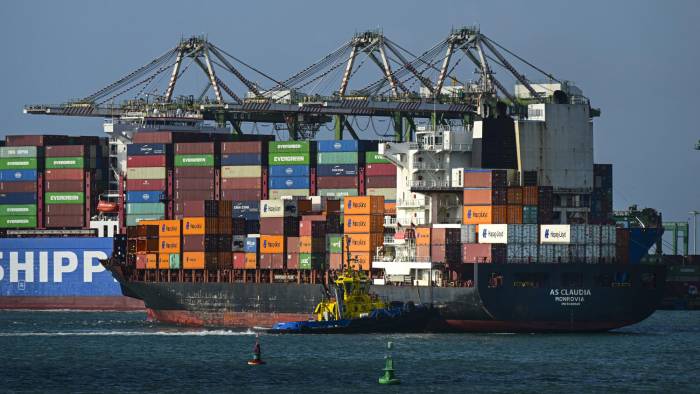 Un barco de carga con contenedores se ve en el puerto de la ciudad de Colón, Panamá, el 14 de abril de 2024.