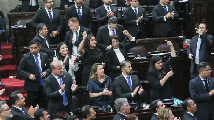 Diputados celebran tras tomar juramento, en el hemiciclo del Congreso en Ciudad de Guatemala.