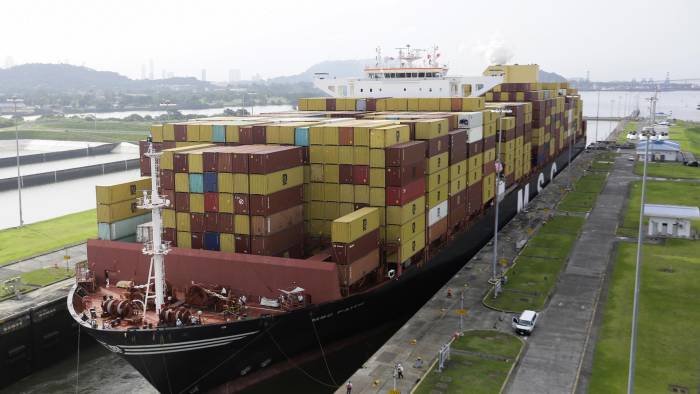 Buque portacontenedores transita, este lunes por las esclusas de Cocolí, en Ciudad de Panamá.