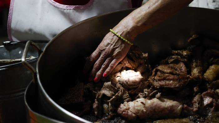 El trabajo es pesado, freir y destazar carnes y vísceras para colocarlas en una tortilla de maíz.