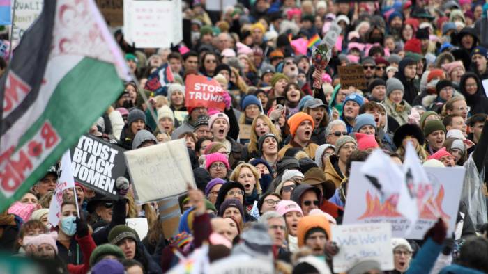 Manifestantes se congregan durante la protesta “Marcha del Pueblo en Washington” el 18 de enero de 2025, antes de la investidura del presidente electo de Estados Unidos, Donald Trump.