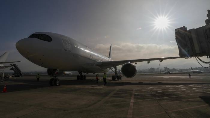 Foto de archivo en donde se ve un avión en el Aeropuerto Internacional Mariscal Sucre en Quito (Ecuador).