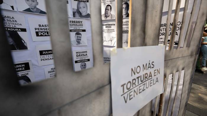 Fotografía de archivo en donde se observan carteles con imágenes de presos políticos en Venezuela.