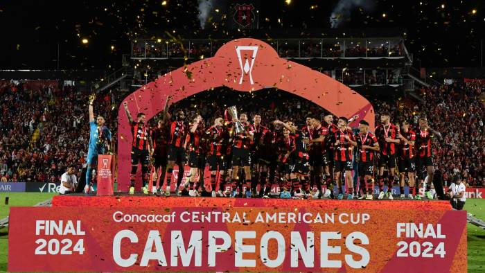 La Liga Deportiva Alajuelense celebrando su segundo título consecutivo de la Copa Centroamericana de la Concacaf.