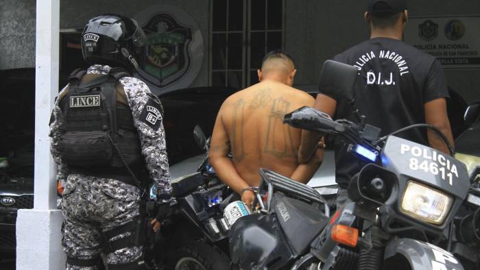 Fotografía tomada de la cuenta de la red social X de la Policía Nacional de Panamá que muestra a dos policías junto a un detenido salvadoreño este 11 de julio de 2024, en Ciudad de Panamá (Panamá).