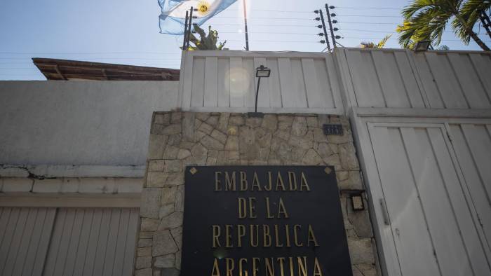 Fotografía de la sede de la Embajada de Argentina el 27 de marzo de 2024 en Caracas.