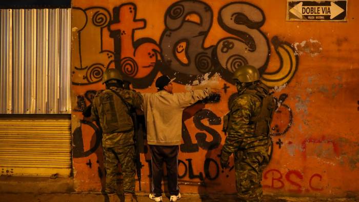 Militares ecuatorianos en un operativo de control de armas en Quito, Ecuador, en una fotografía de archivo. EFE/José Jácome