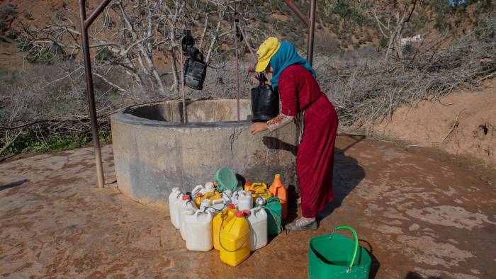 Una mujer extrae agua de un pozo de Marruecos en una imagen de archivo.