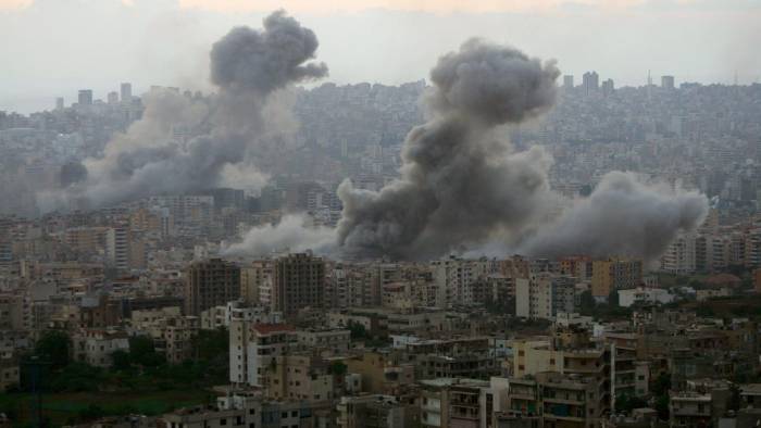 Foto archivo. Una nube de humo surge de la ciudad libanesa de Beirut tras un ataque aéreo israelí.