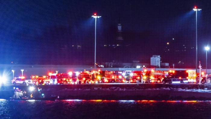 Equipos de rescate se reúnen para responder a un accidente aéreo en el río Potomac, cerca del Aeropuerto Nacional Ronald Reagan en Washington, D. C.