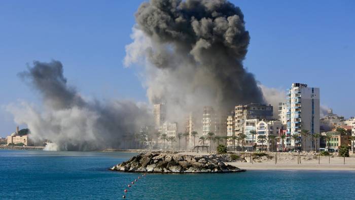 El humo se eleva desde una zona tras un ataque aéreo israelí, en Tiro, Líbano, este lunes.