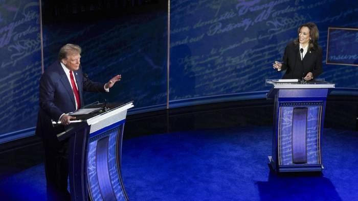 La vicepresidenta y candidata demócrata a la Casa Blanca, Kamala Harris, y el expresidente y candidato republicano Donald Trump, durante el debate.