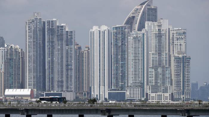 Fotografía de edificios en Punta Paitilla, en la Ciudad de Panamá (Panamá). EFE/Bienvenido Velasco