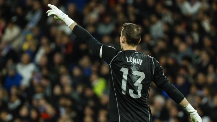 El guardameta del Real Madrid Lunin durante el partido de LaLiga de fútbol equivalente a la jornada 15 en el estadio Santiago Bernabéu en una foto de archivo de Mariscal. EFE