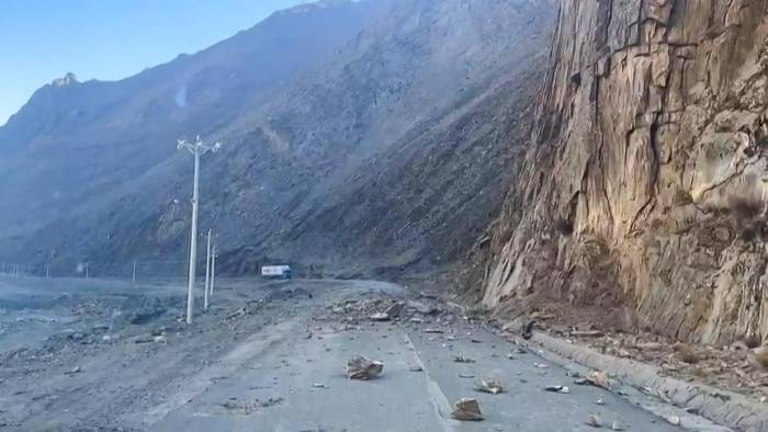 Esta captura de pantalla de un video generado por un usuario (UGC) del 7 de enero de 2025 muestra rocas en una carretera cerca de la autopista nacional de Shigatse en el Tíbet chino.