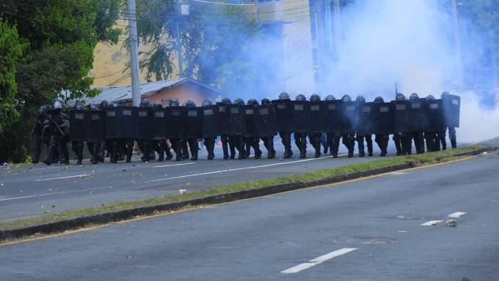 Unidades de control de multitudes al momento de llegar a la Universidad de Panamá.