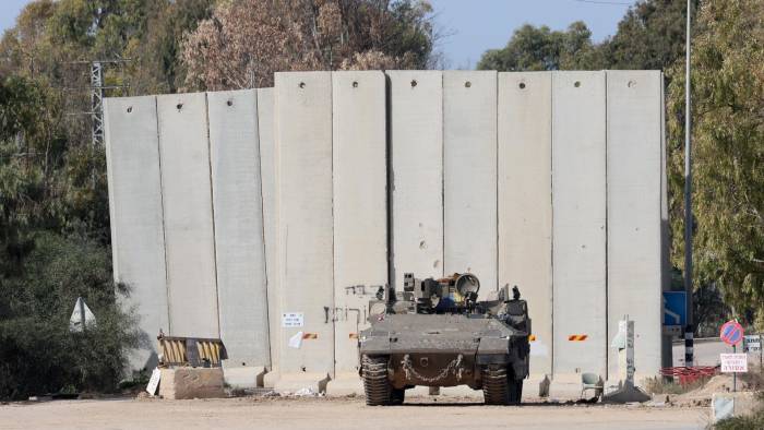 Un blindado israelí frente al muro que separa la Franja de Gaza y el Estado de Israel.