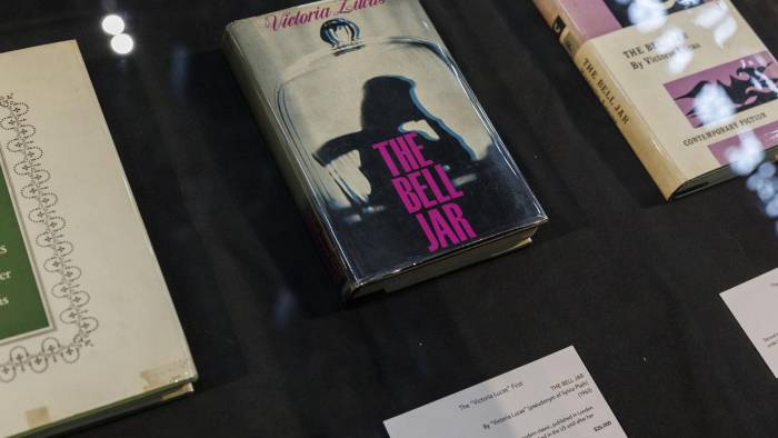 Una primera edición de 'The Bell Jar' de Sylvia Plath, que utilizó el seudónimo de Victoria Lucas, está en exhibición durante la 64ª Feria Internacional Anual del Libro Anticuario ABAA.