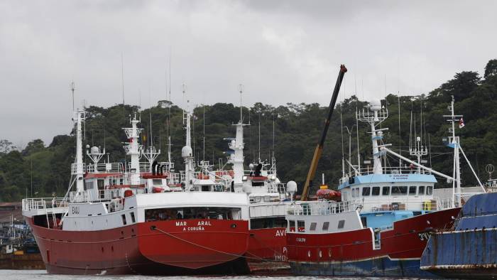 Fotografía de barcos atuneros, en el Puerto de Vacamonte (Panamá).