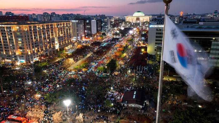 El resultado decepcionó a las miles de personas, 150.000 según la policía o un millón según los organizadores, que se manifestaban frente al parlamento en Seúl.