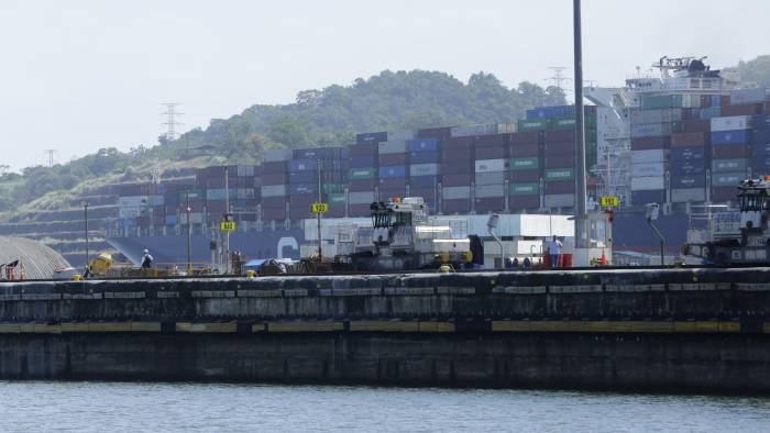 Fotografía de archivo de un barco portacontenedores transita del Atlántico rumbo al Pacifico a través del Canal de Panamá, el 17 de enero del 2024, en Ciudad de Panamá (Panamá).