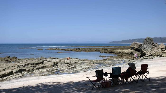 Turistas disfrutan de la playa de Santa Teresa, en la provincia de Puntarenas (Costa Rica), en una fotografía de archivo.