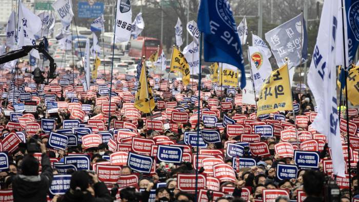 Decenas de miles de médicos coreanos en las calles de Seúl protestando contra un plan de reforma del sector.