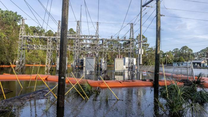 Una central eléctrica permanece inundada por el agua dejada por el huracán Helene en Cedar Key, Florida, EE.UU., el 27 de septiembre de 2024.