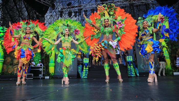 Las reinas de los cuatro días de carnaval engalanadas con sus coloridos vestuarios, dieron inicio al jolgorio del día lunes.