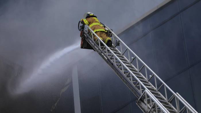 Se logra la evacuación exitosa de personal del centro comercial.