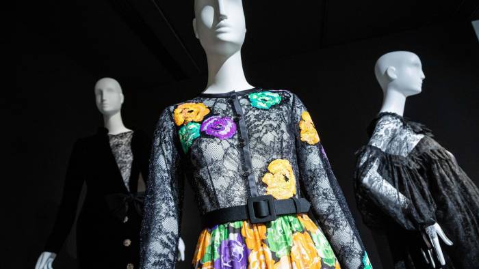 Vestidos de Yves Saint Laurent.