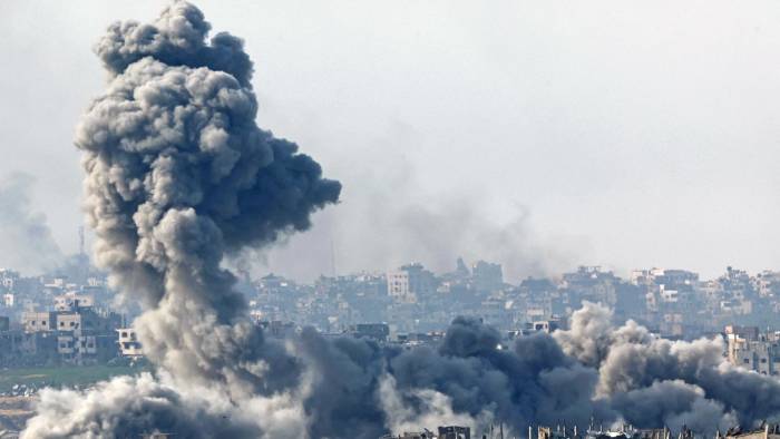 Esta imagen, tomada desde el lado israelí de la frontera con la Franja de Gaza, muestra columnas de humo ascendiendo desde las explosiones sobre los edificios destruidos en el norte de la Franja de Gaza este 14 de enero.