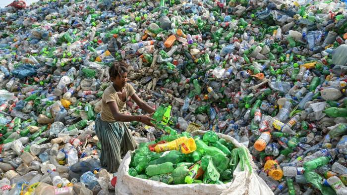 Solamente el 9 % del plástico se recicla y entre 19 millones y 23 millones de toneladas terminan en lagos, ríos y océanos, señala la OCDE.