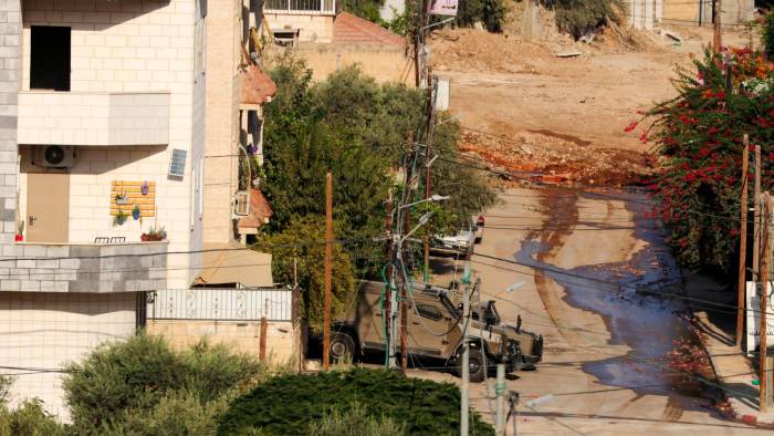 Las tropas israelíes hacen guardia durante el tercer día de una operación militar israelí en la ciudad de Yenín, en Cisjordania.