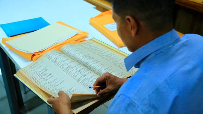 Además de la consulta física, la biblioteca ofrece dos catálogos en línea.