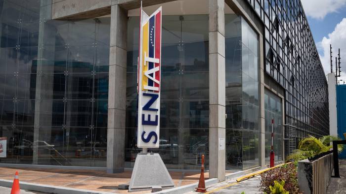 Fotografía de archivo en la que se registró la entrada de la sede principal del Servicio Nacional Integrado de Administración Aduanera y Tributaria de Venezuela (Seniat), en Caracas (Venezuela).